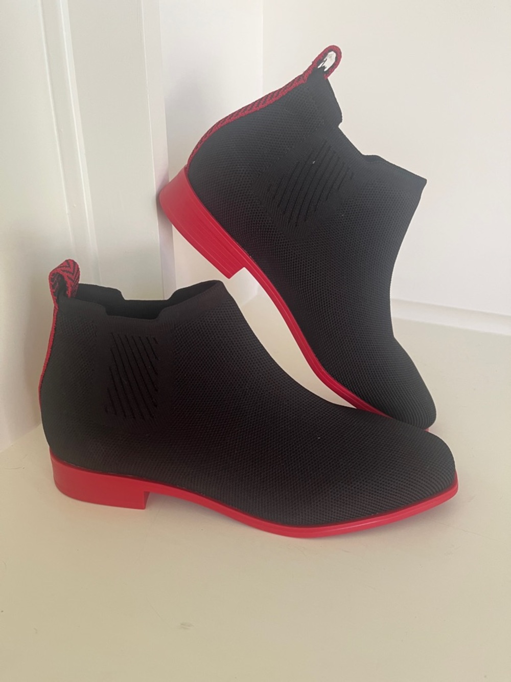 VIVAIA NWT Women's Black Knit Ankle Booties with Red Trim 39 Sz 8
